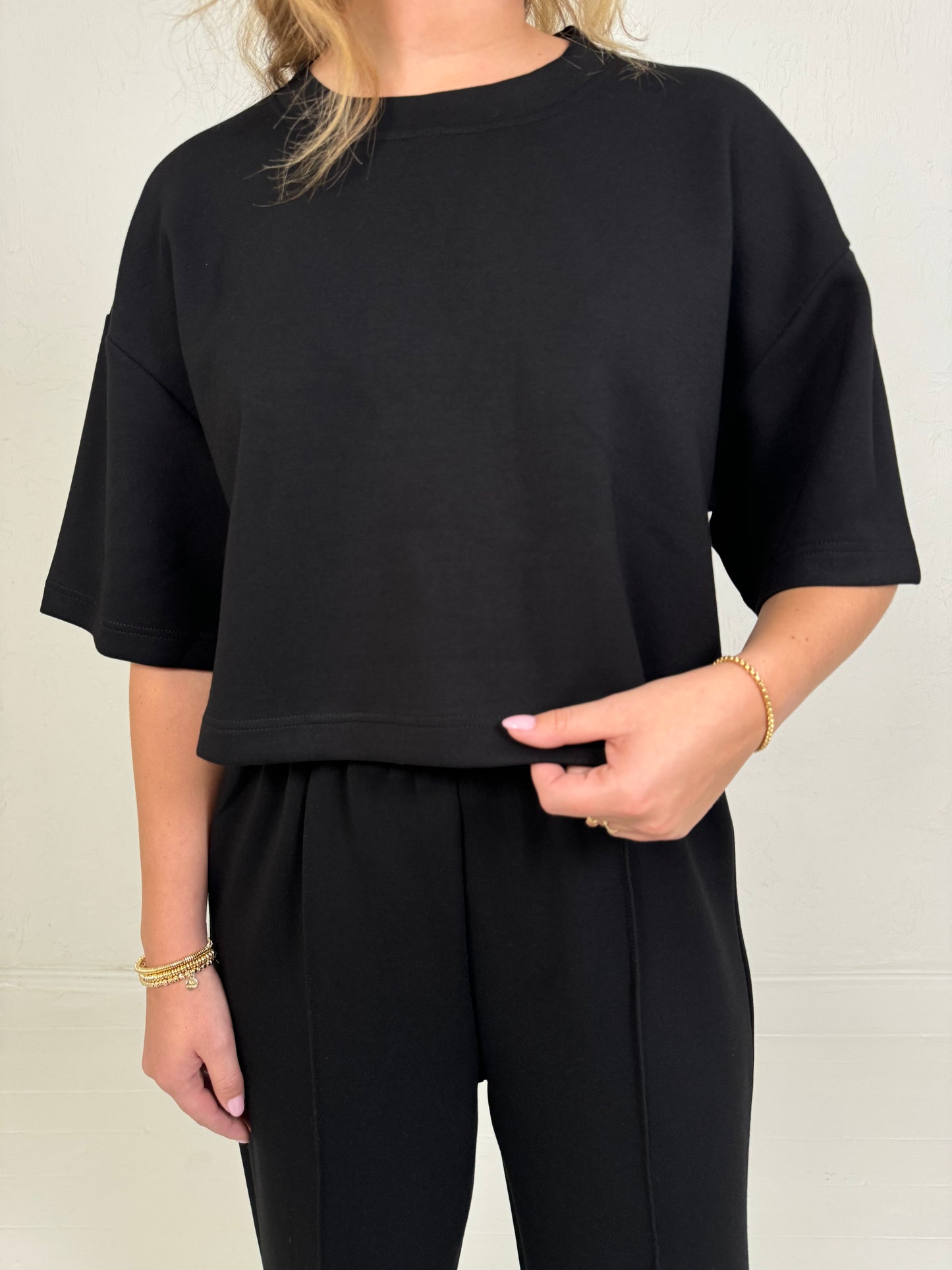 CROPPED T-SHIRT ZWART