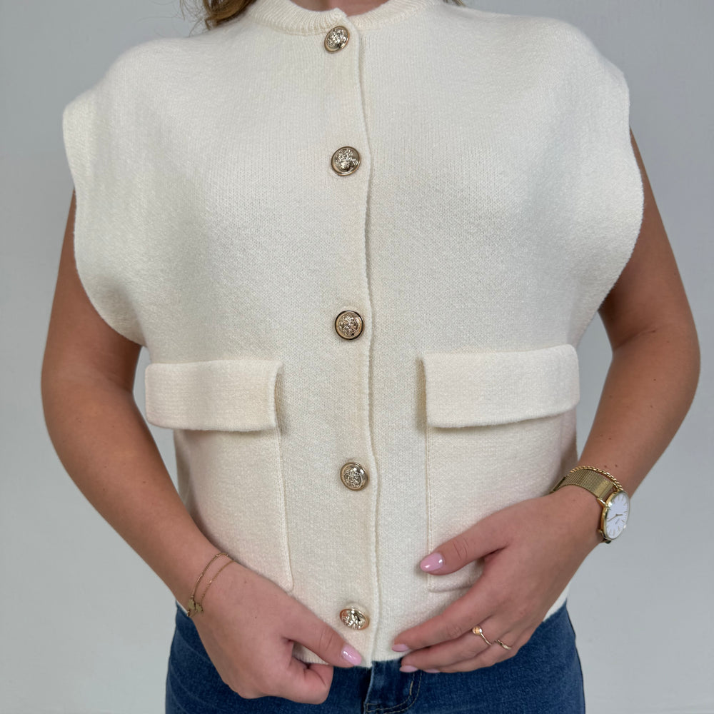 GILET MET GOUDEN KNOPEN CREME