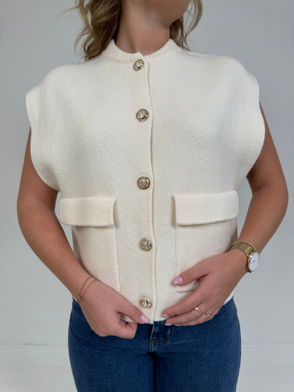 GILET MET GOUDEN KNOPEN CREME