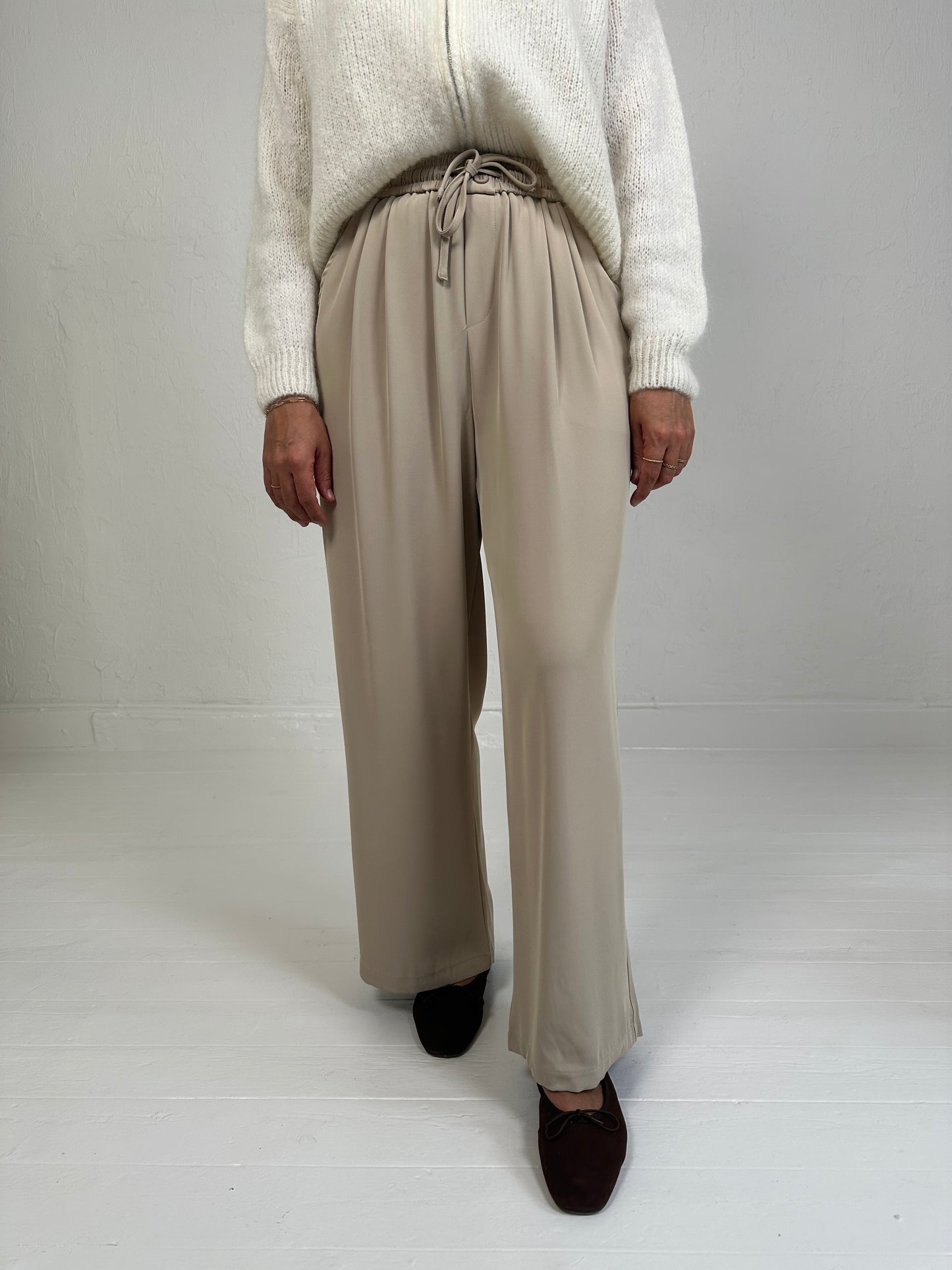 PANTALON MET VERSTELBARE TAILLEBAND BEIGE