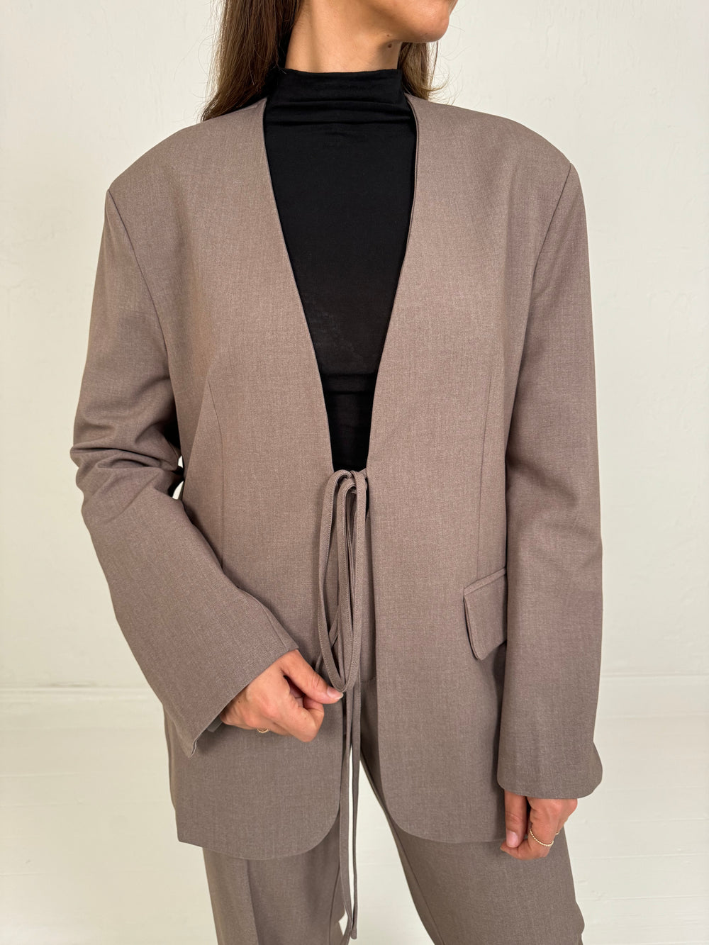 OVERSIZED GEKNOOPTE BLAZER TAUPE