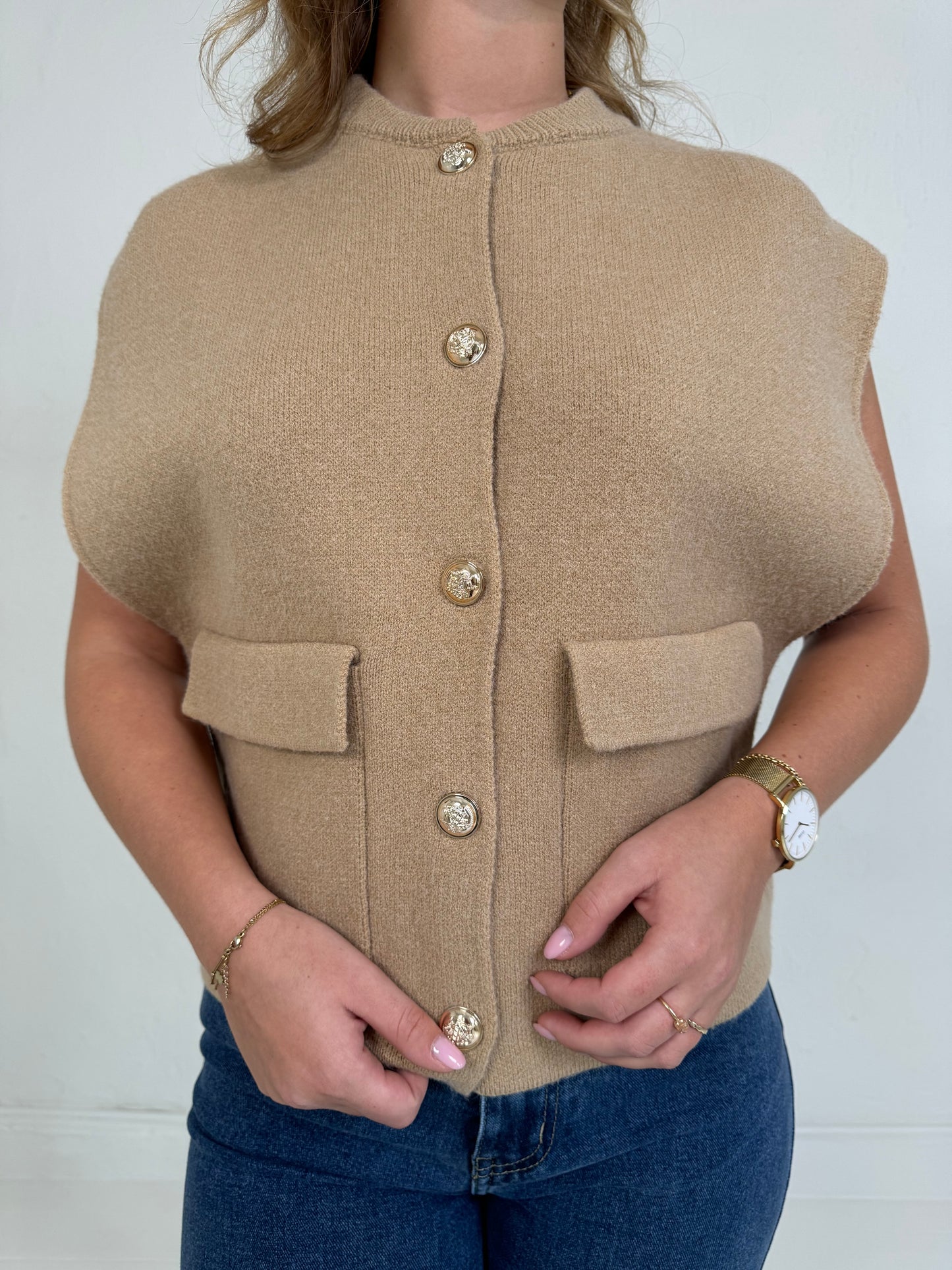 GILET MET GOUDEN KNOPEN CAMEL