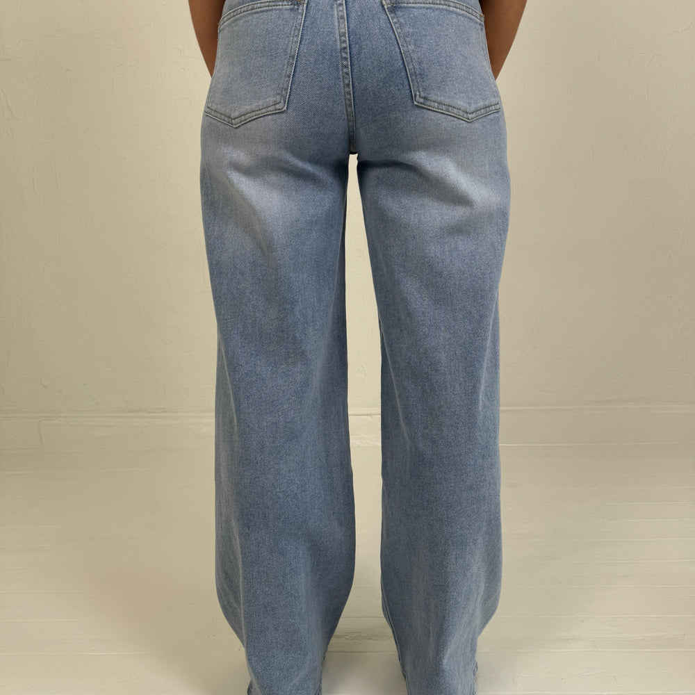 
                      
                        BEAU JEANS BLUE
                      
                    