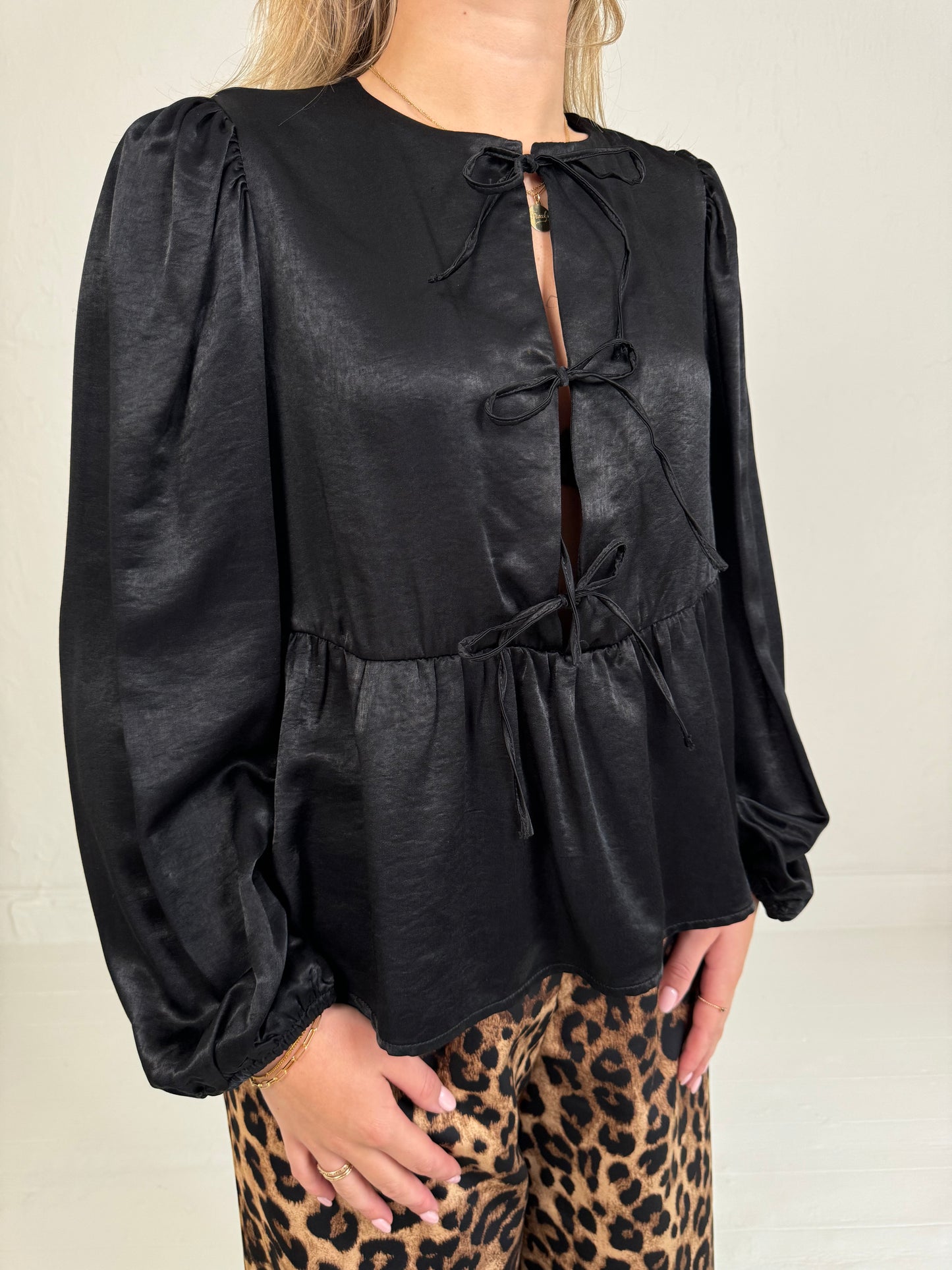 BLOUSE MET STRIKJES ZWART