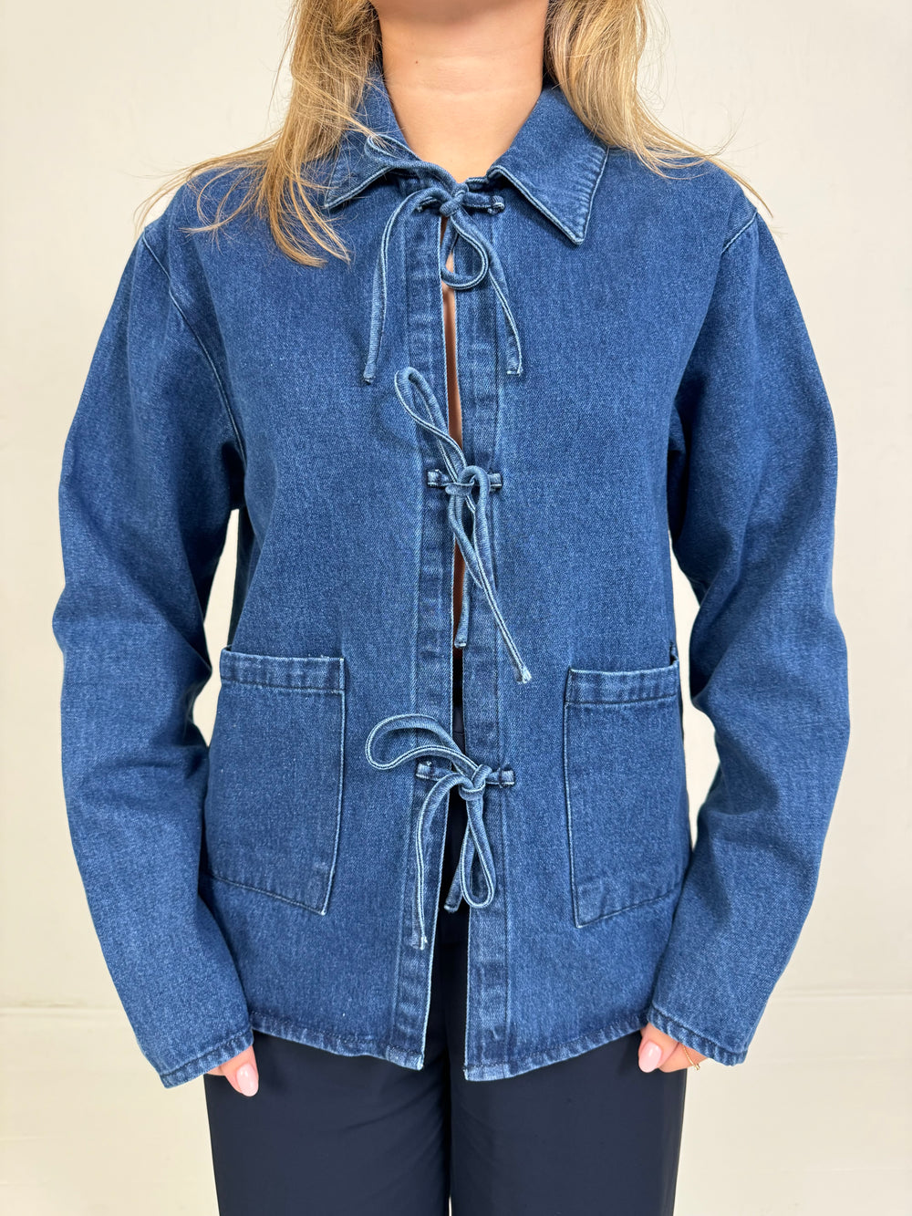 DENIM BLOUSE MET STRIKJES