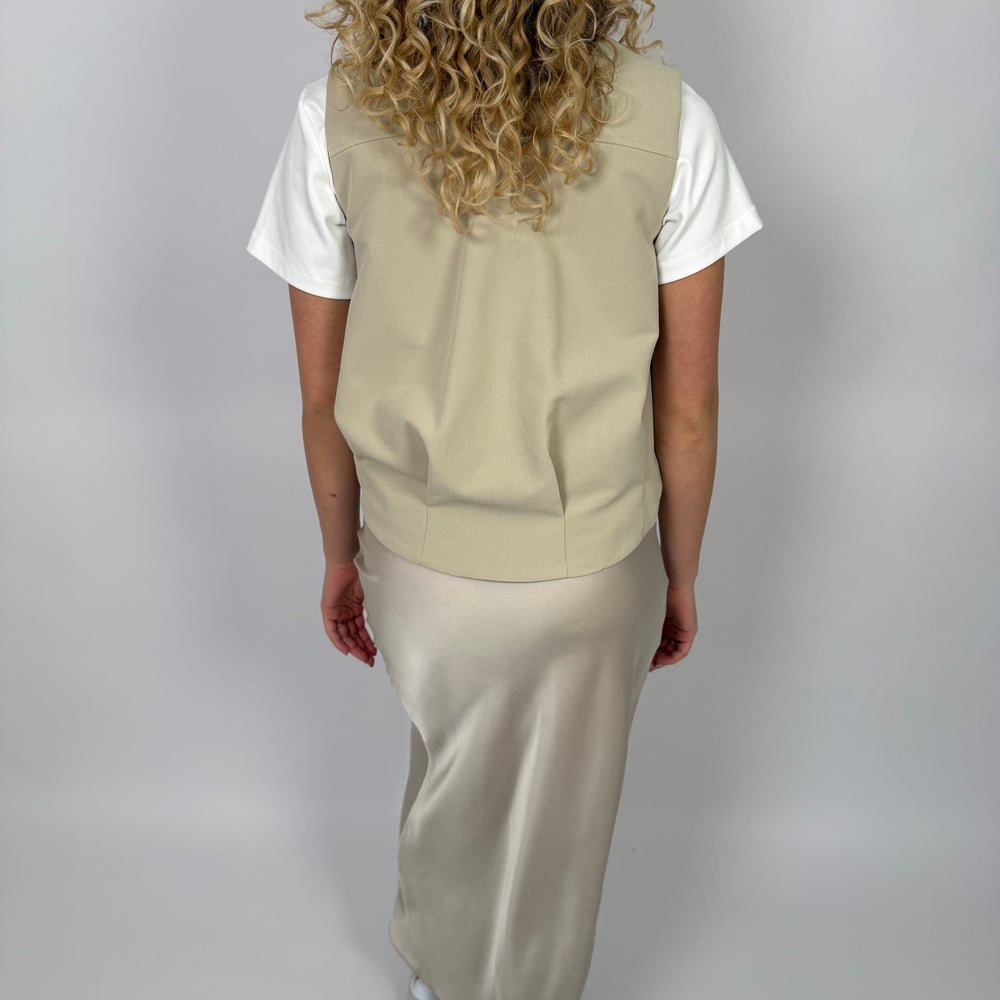 
                      
                        GILET MET RITS BEIGE
                      
                    