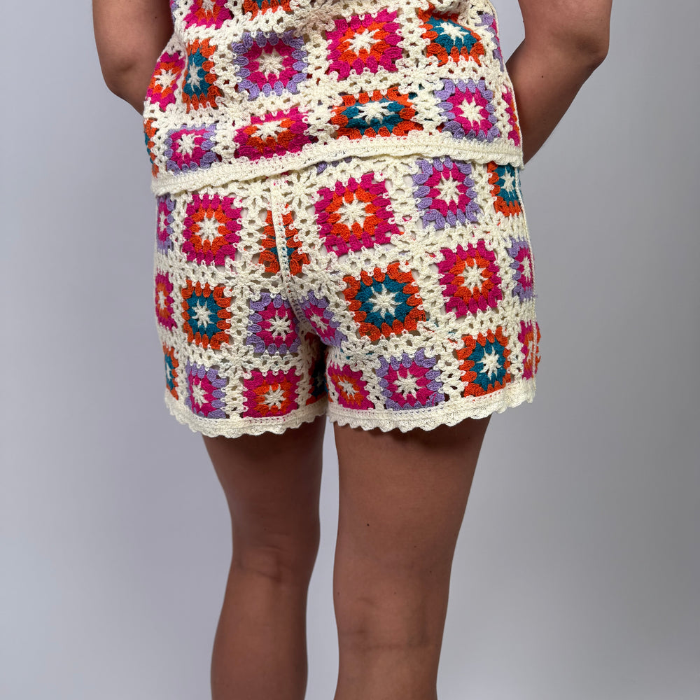 
                      
                        GEHAAKTE SHORT GEMIXTE KLEUREN
                      
                    