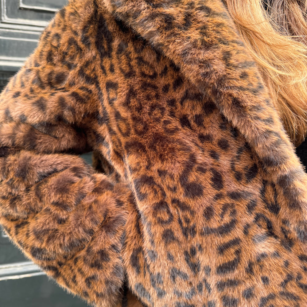 
                      
                        FAUX FUR JAS LEOPARD
                      
                    