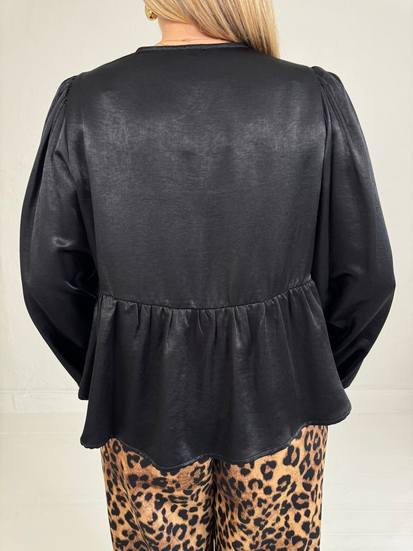 BLOUSE MET STRIKJES ZWART