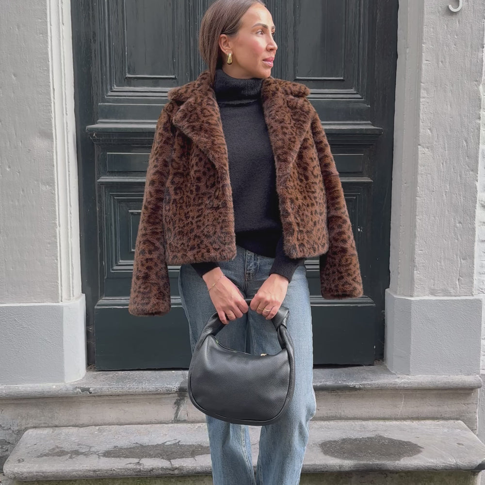 
                      
                        Laad en speel video in Galerijweergave, FAUX FUR JAS LEOPARD
                      
                    